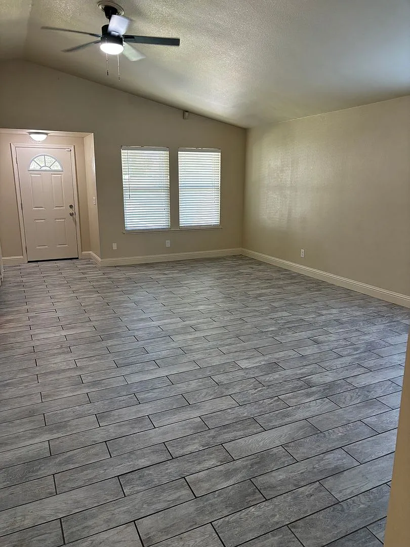 3 B/R 1 Ba House On Corner Lot In Marysville 1 Year Lease (Coming Soon) — Photo 2