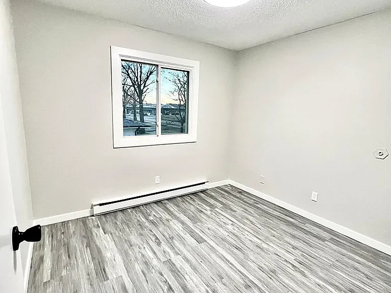 2bed 1 bath Unit in quiet Clive location — Photo 16