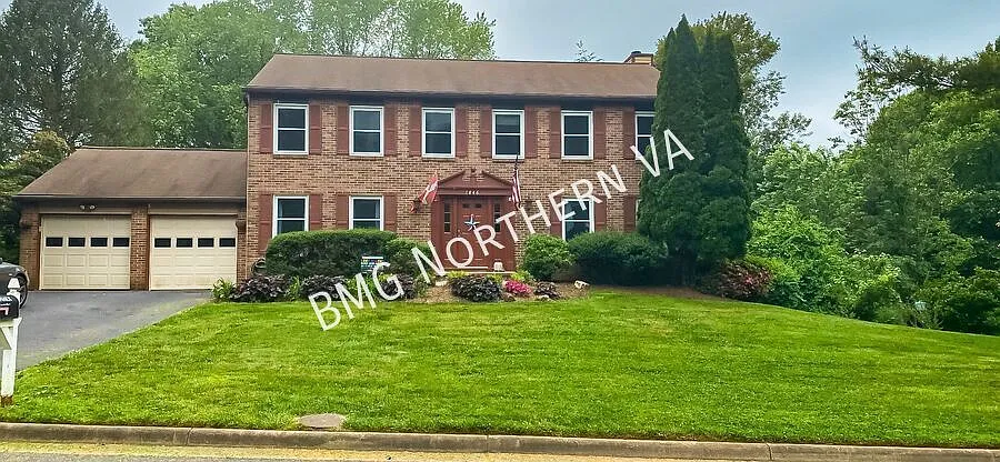 Majestic 5 Bed 2.5 Bath Brick Home With A Spacious Deck and Large Land In Desired Sunnybrook — Photo 1