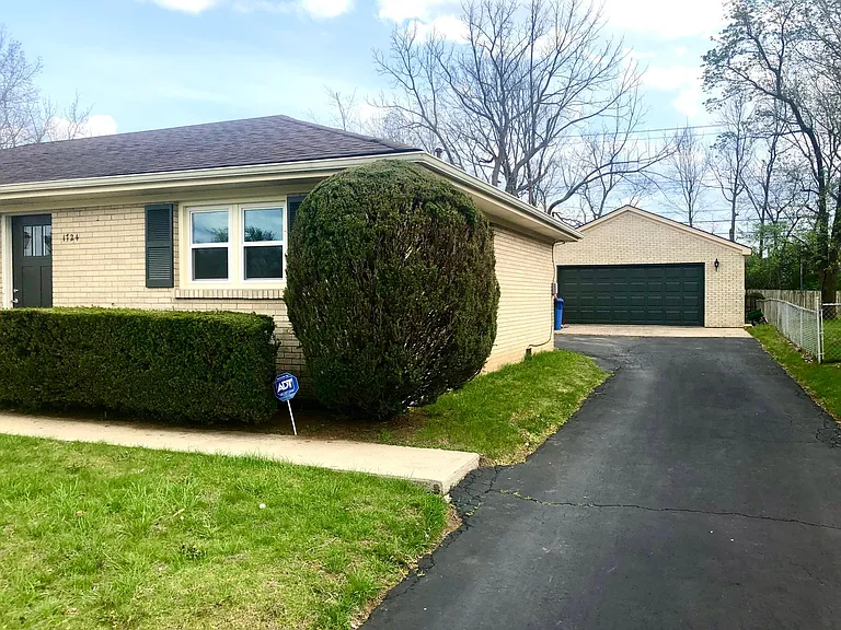 1724 Chelmsford Dr — Photo 2
