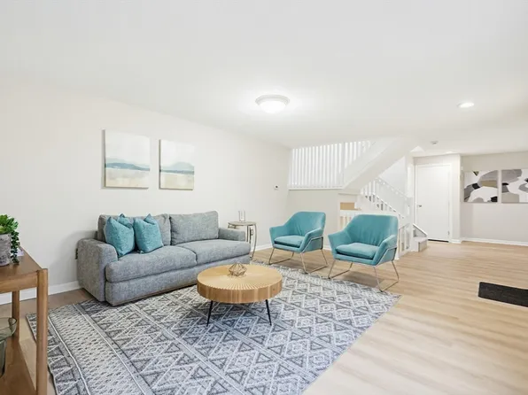 20 Country Club Ln #D, Milford, MA 01757