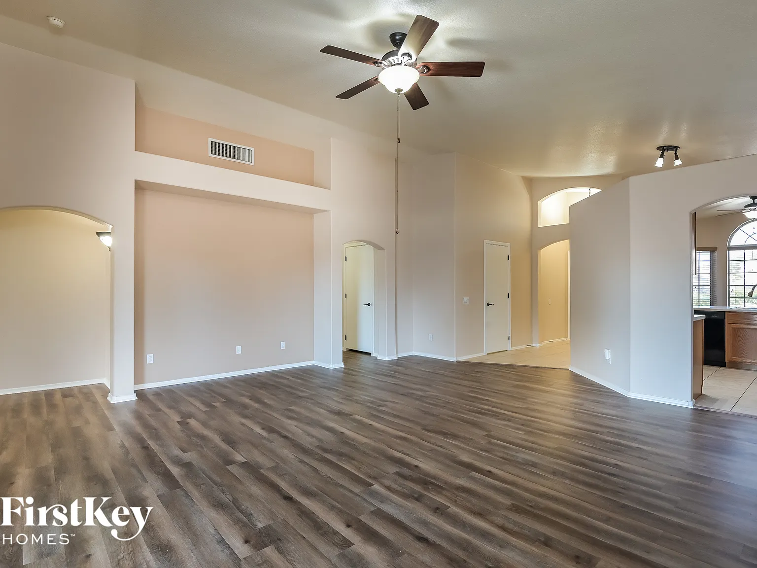 3 bed, 2.0 bath, 1557 sqft, $1,880 — Photo 3