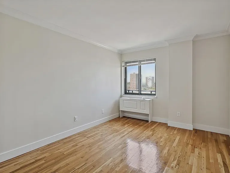 205 10th St #9R — Photo 7