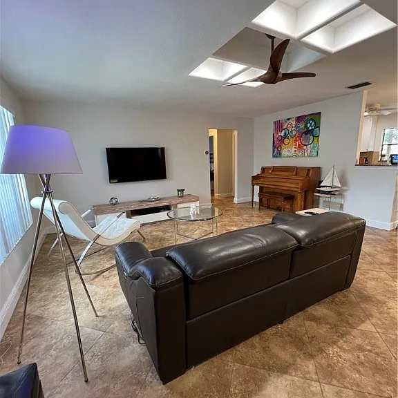852 NE 7th Pl — Photo 9