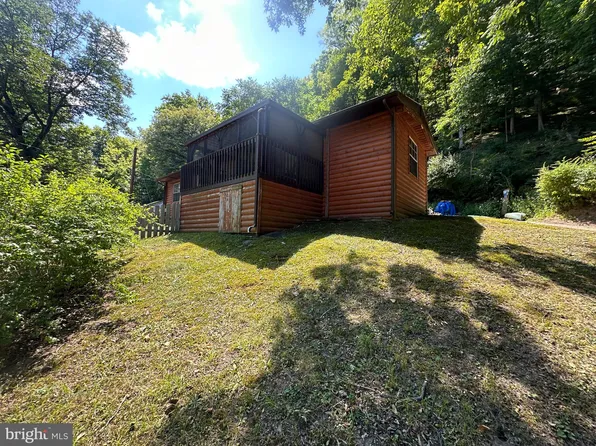 48 Jade Ct, Great Cacapon, WV 25422