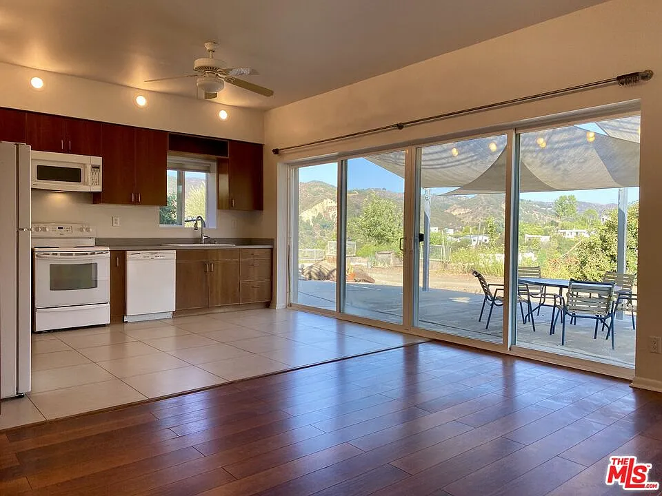 1 bed, 1.0 bath, 700 sqft, $2,800 — Photo 1