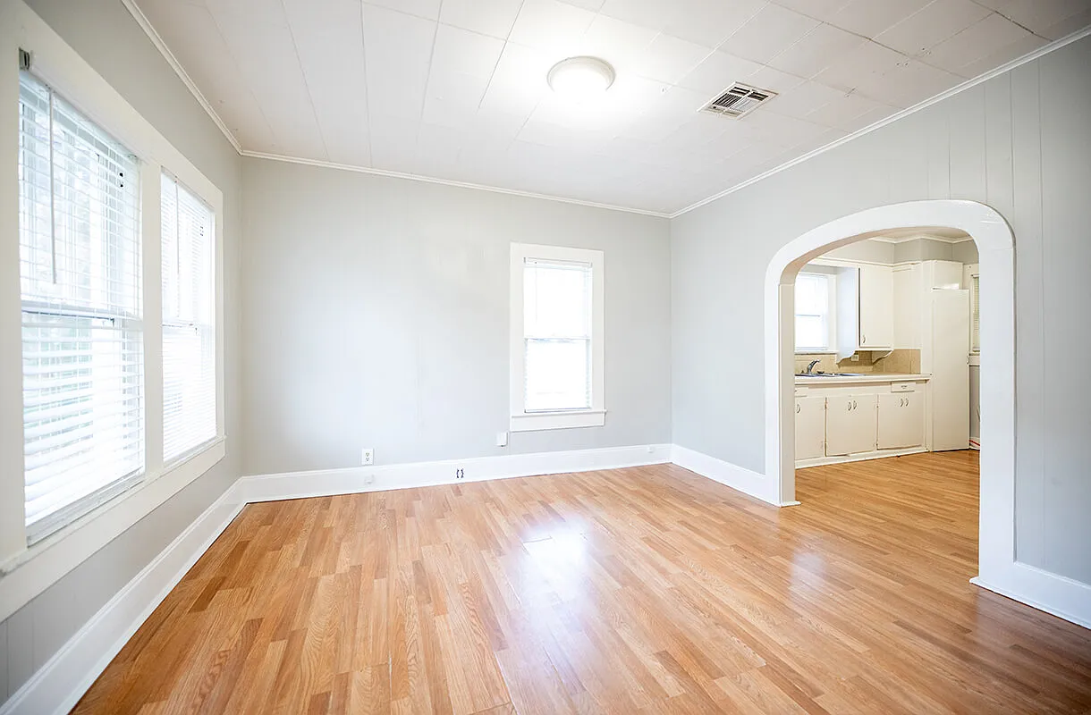 3 bed, 1.0 bath, 923 sqft, $995 — Photo 2