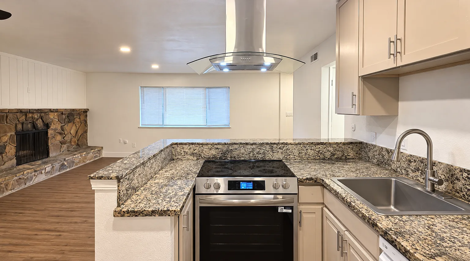 2 bed, 920 sqft, $1,750 — Photo 3