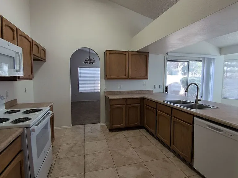 1207 E San Remo Ave — Photo 7