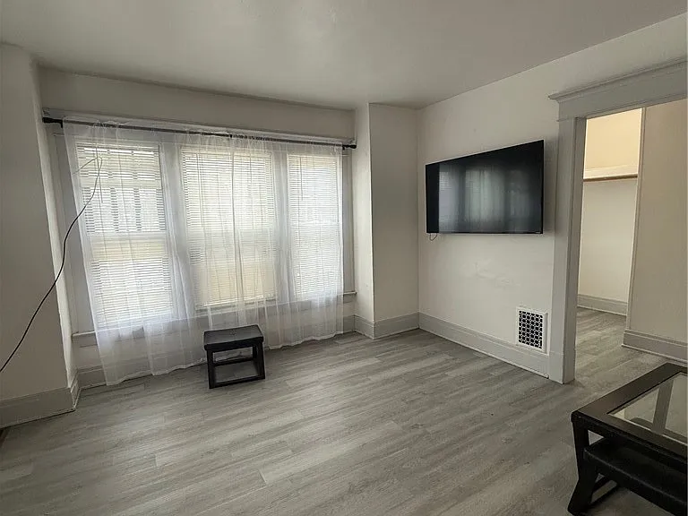 61 Baxter St #UPPER — Photo 9