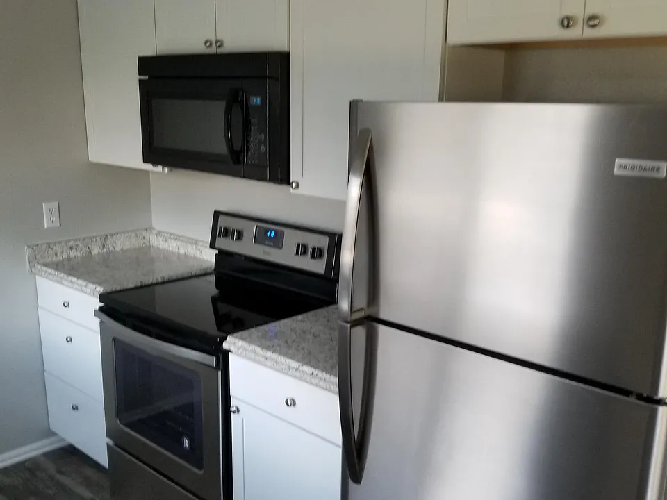 New Kitchen Cabinets and Appliances