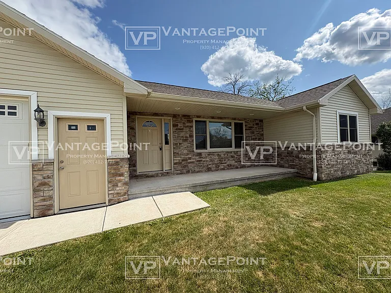 2250 Daly Dr — Photo 2