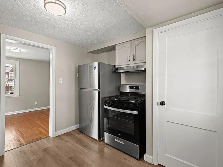 1138 W 11th St — Photo 19