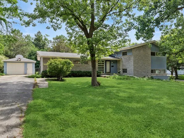 1958 Castlewood Rd, Highland Park, IL 60035