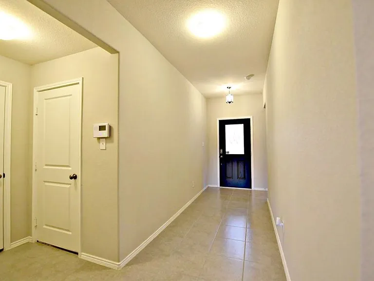 828 Hillrose Dr — Photo 8