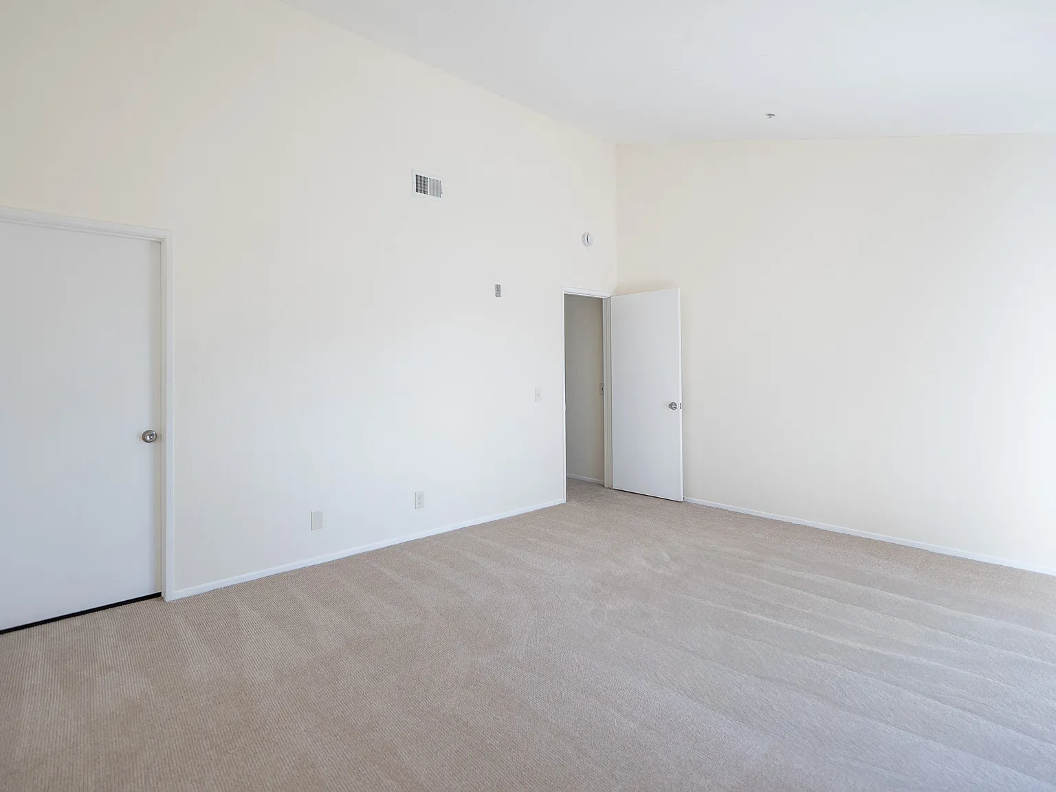 3 bed, 2.5 bath, 1300 sqft, $3,850 — Photo 2