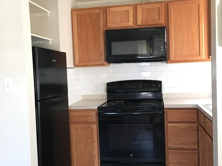 210 E 16th St #1B — Photo 8