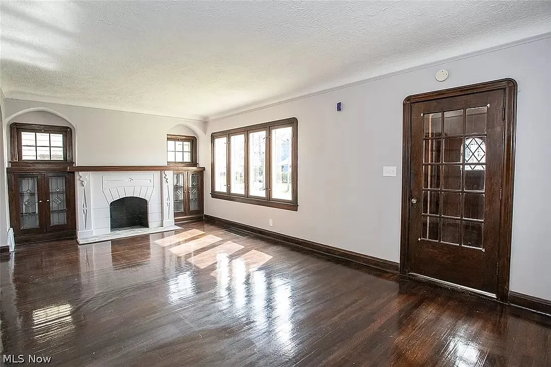 887 Selwyn Rd — Photo 2