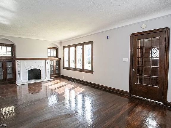 2nd image of 887 Selwyn Rd