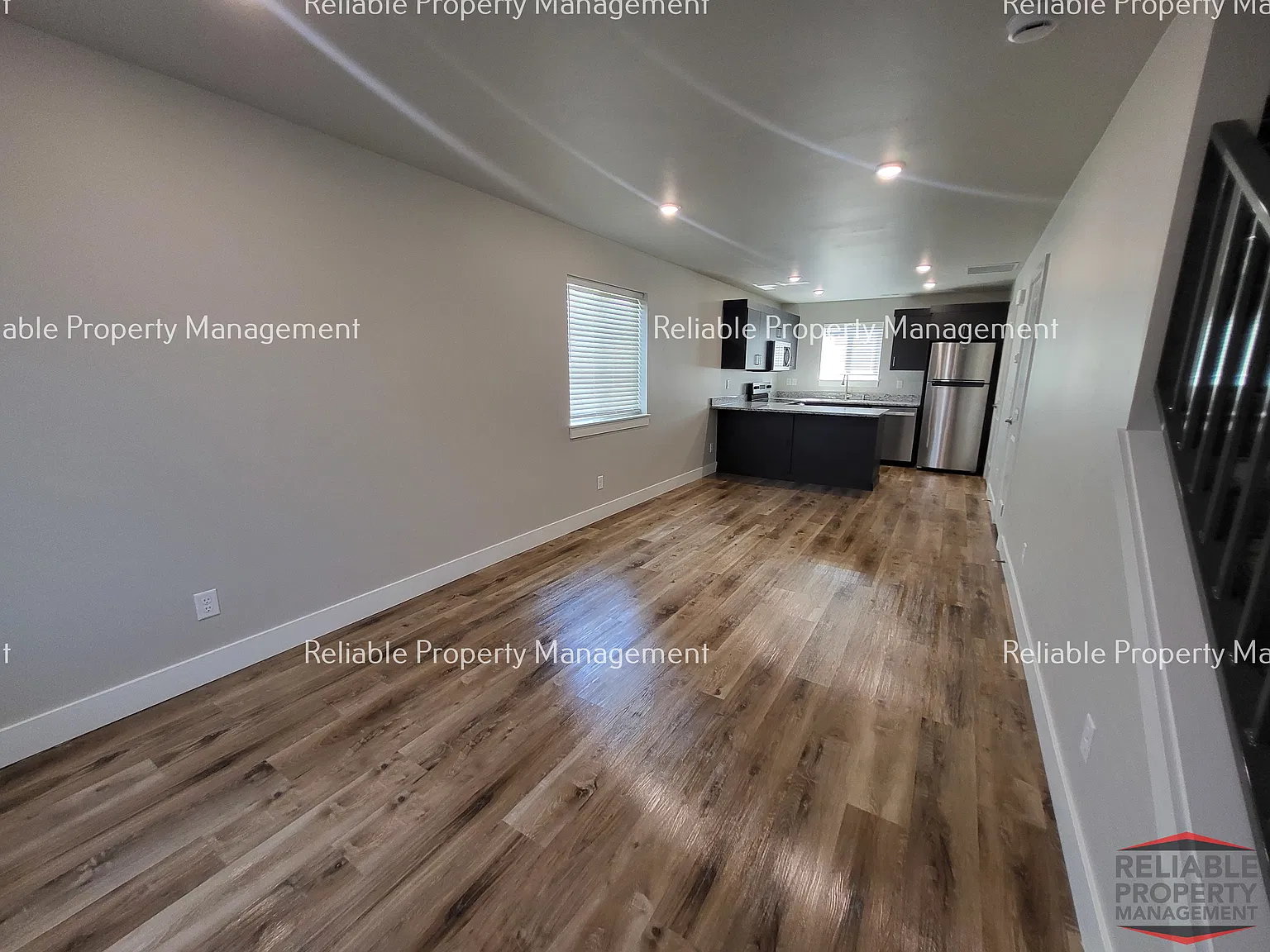 2 bed, 1.5 bath, 923 sqft, $1,295 — Photo 2