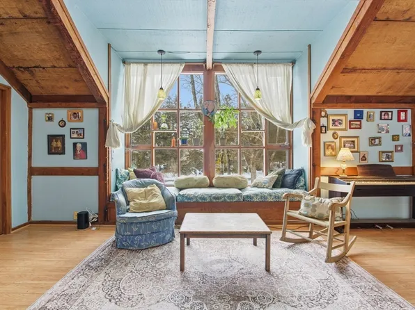 67 Pine Grv #67, Amherst, MA 01002