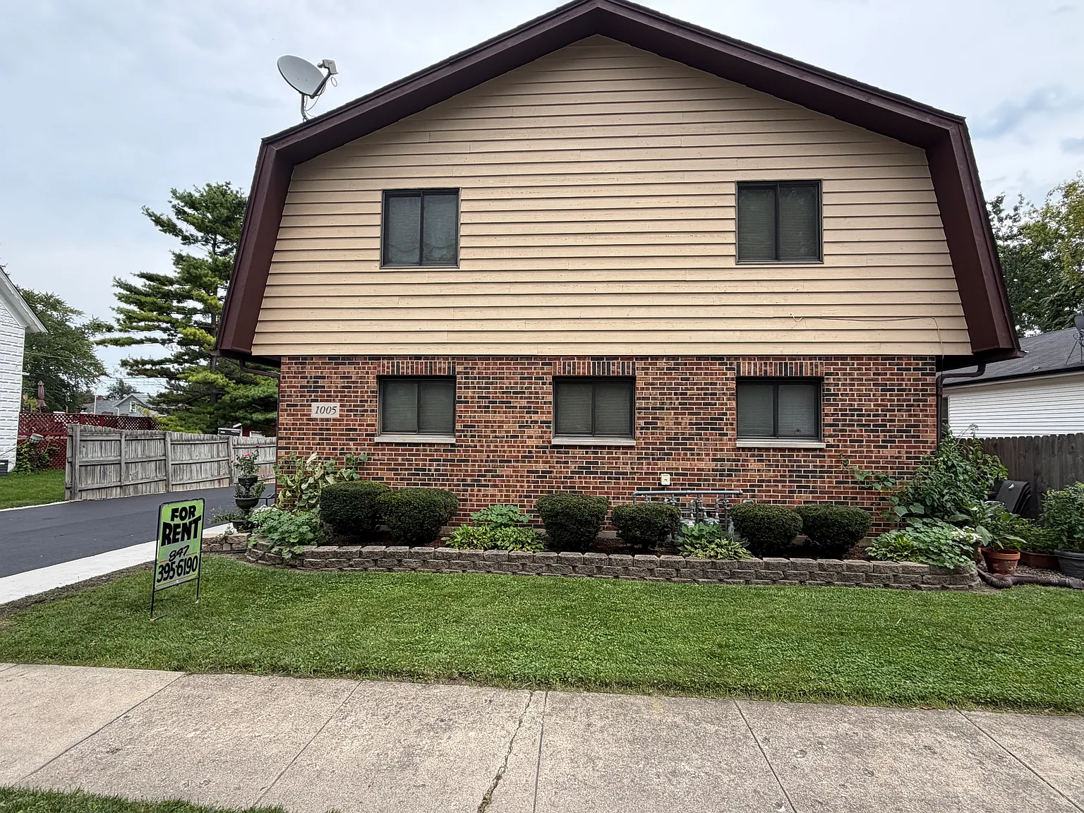 2 bed, 1.5 bath, 940 sqft, $1,700 — Photo 2