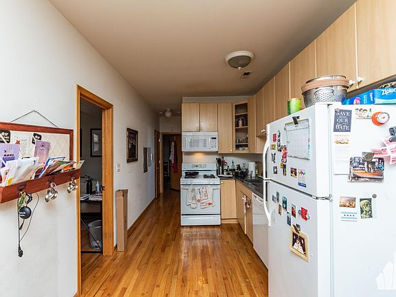 3rd image of 819 N Wood St #2NDFLT