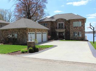 2021 Chapman Lake Dr, Warsaw, IN 46582