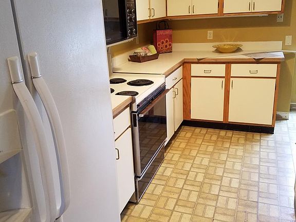 5th image of 121 Fox Hollow Ct #121