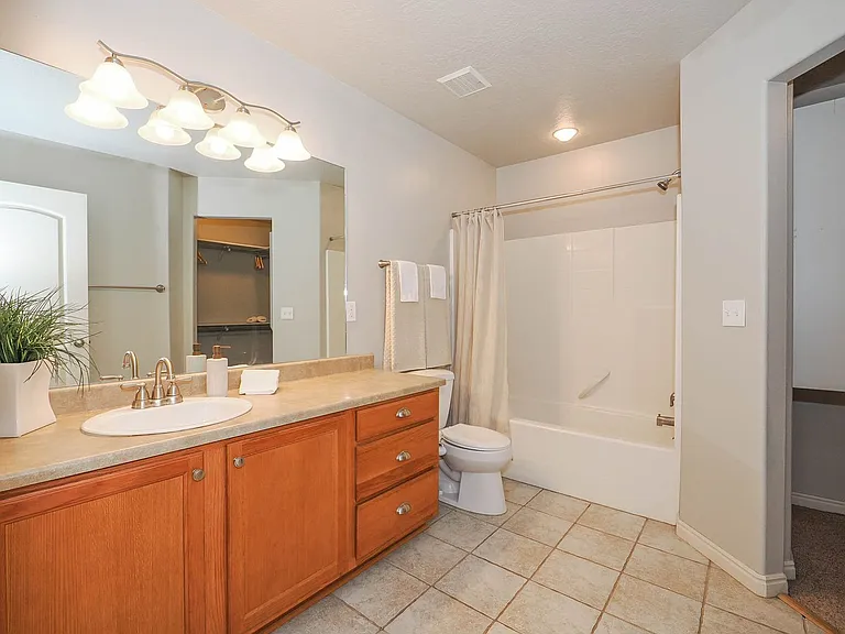 1485 N June St — Photo 14