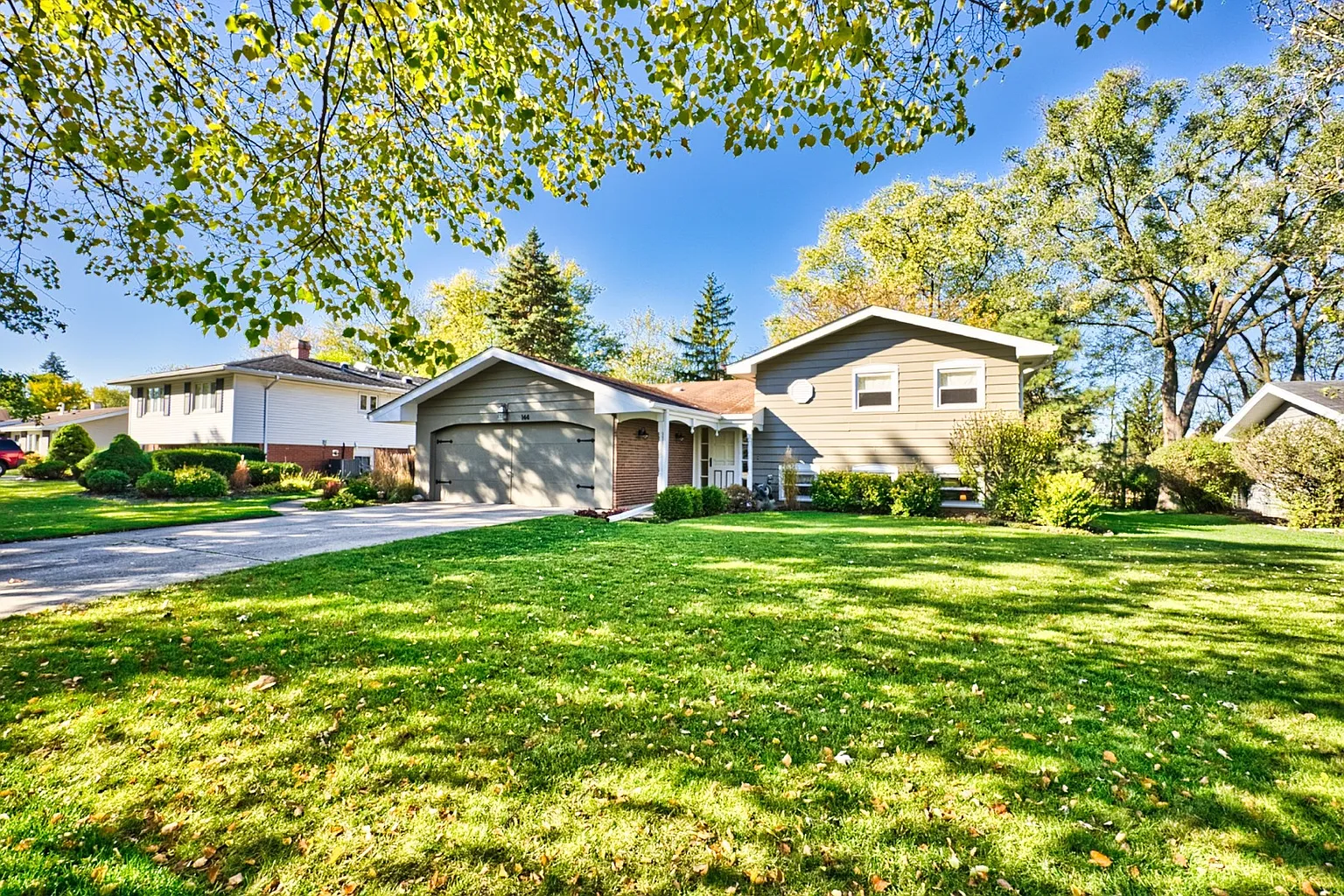 2S144 Hampton Ln photo 1