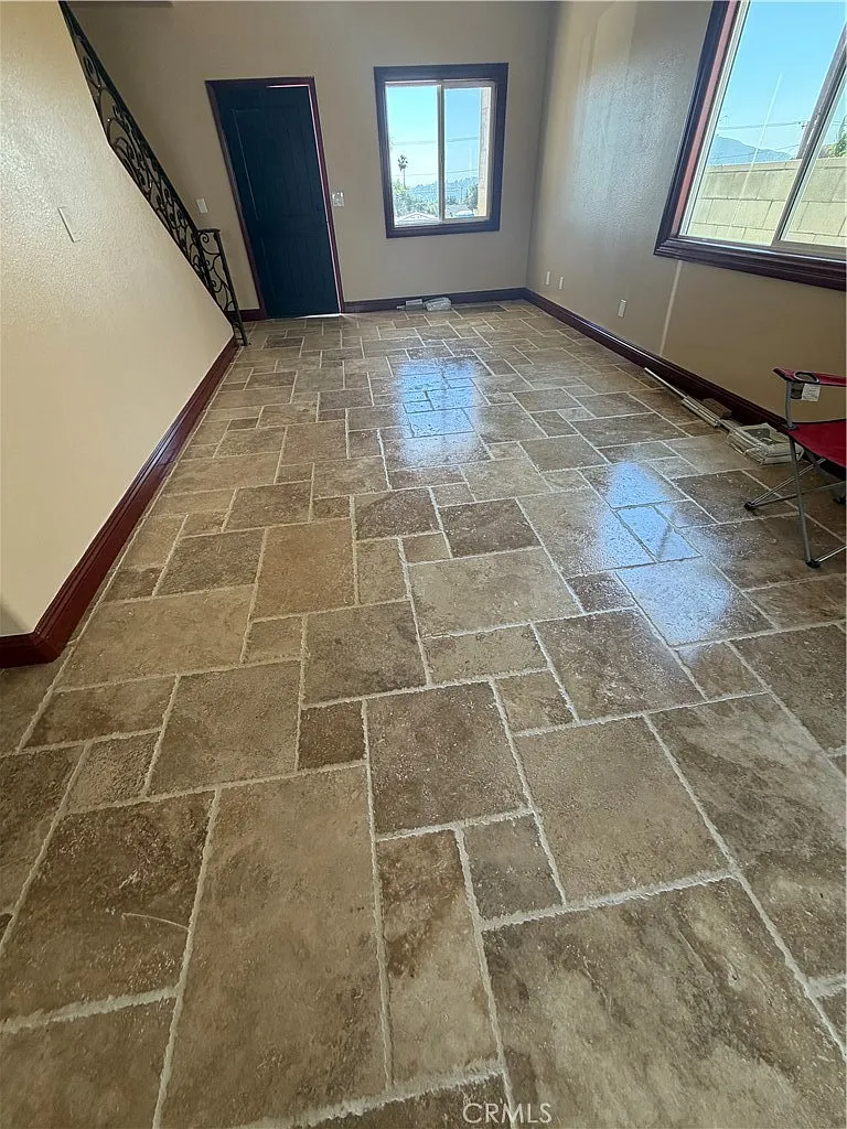 5 bed, 1915 sqft, $4,800 — Photo 2