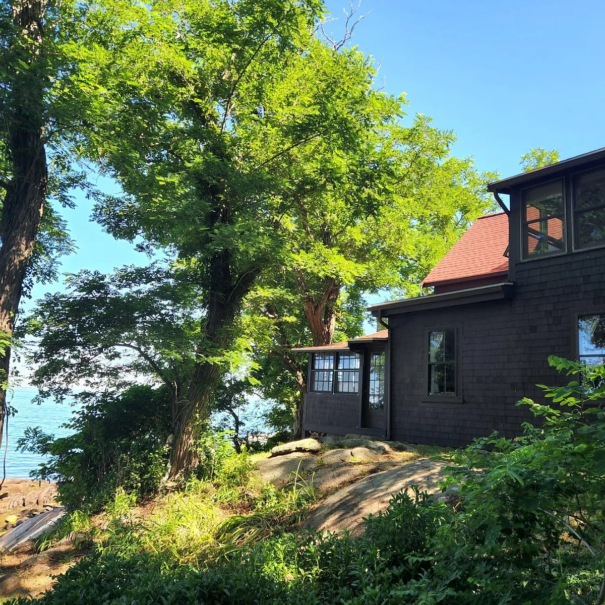 The side of the house showing the front porch where the queen bedroom is on the first level - 25 Rockwood Ln