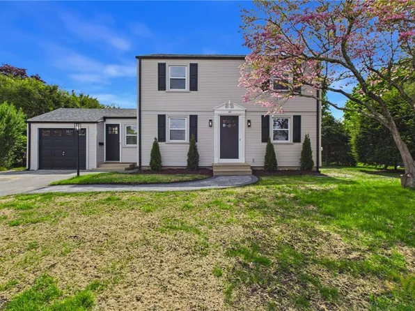 28 Eden Crest Dr, Cranston, RI 02920