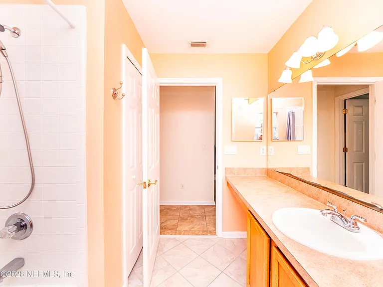 2704 Coachman Lakes Dr — Photo 24