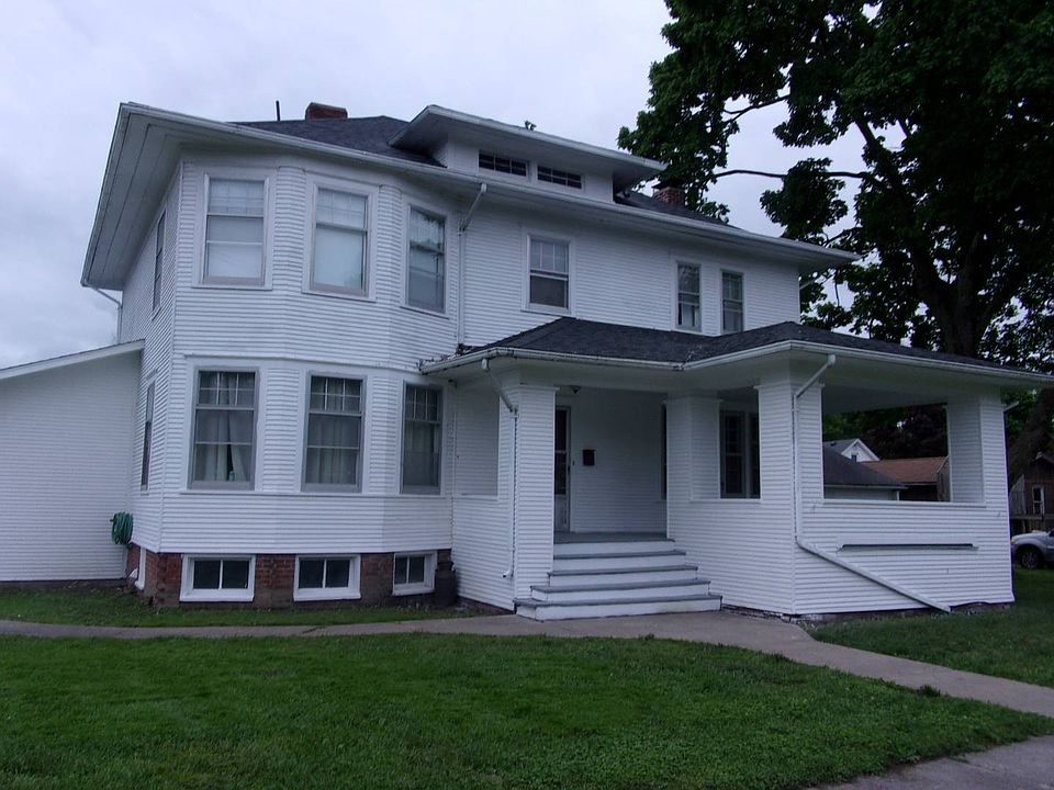 1st image of 220 E Washington St