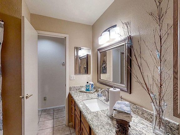 3rd image of 4602 W Poinsettia Dr