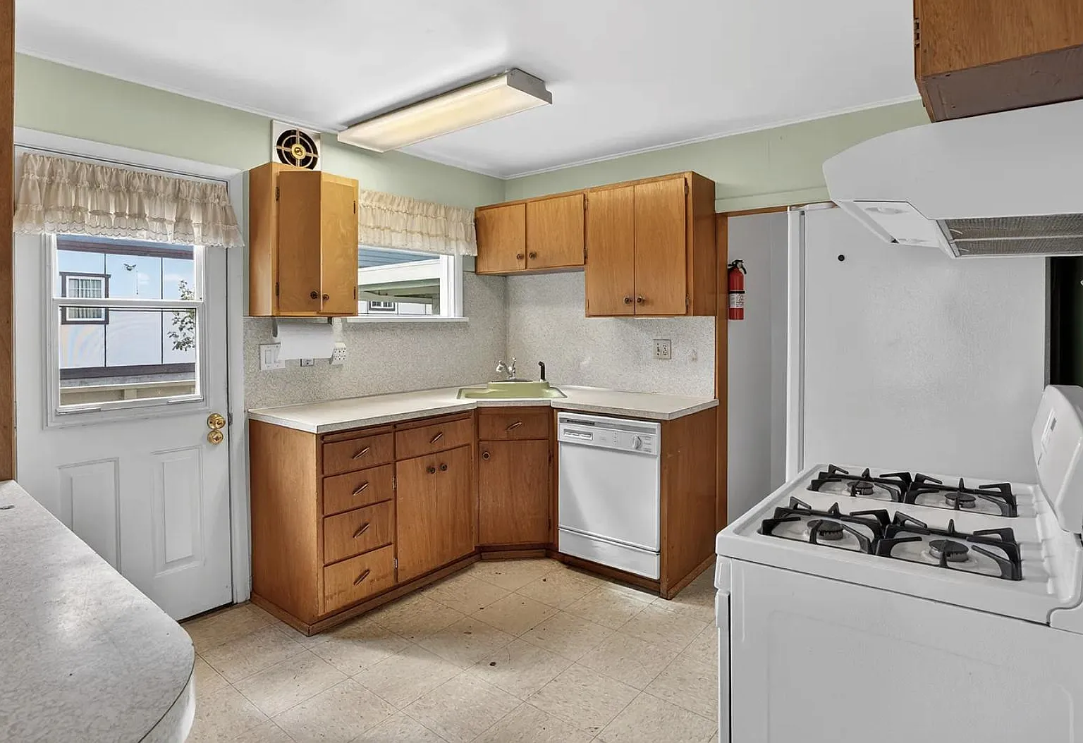 4 bed, 2.0 bath, 1370 sqft, $1,274 — Photo 2