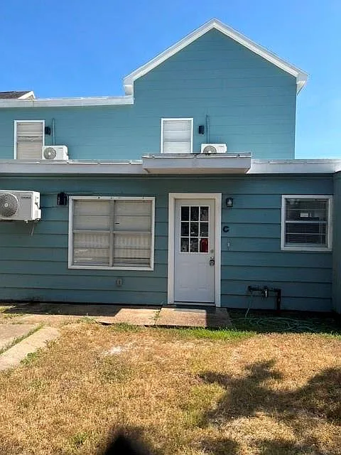3 bed, 1.0 bath, 800 sqft, $1,500 — Photo 2