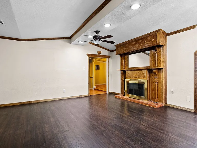 2407 Hidden Valley Dr — Photo 3
