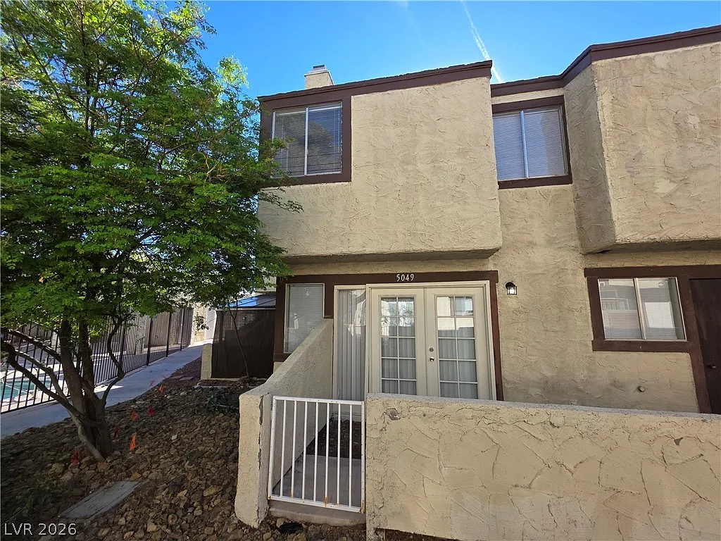 2 bed, 1.5 bath, 826 sqft, $995 — Photo 3