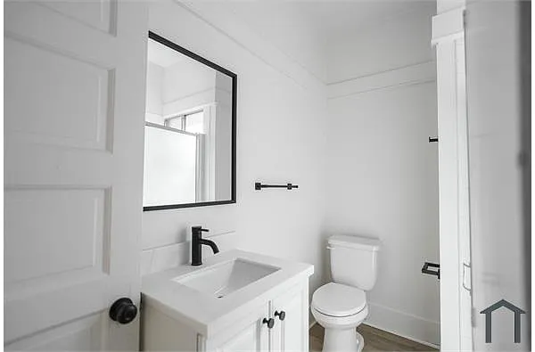 Building Photo - 237 E 9th St #19