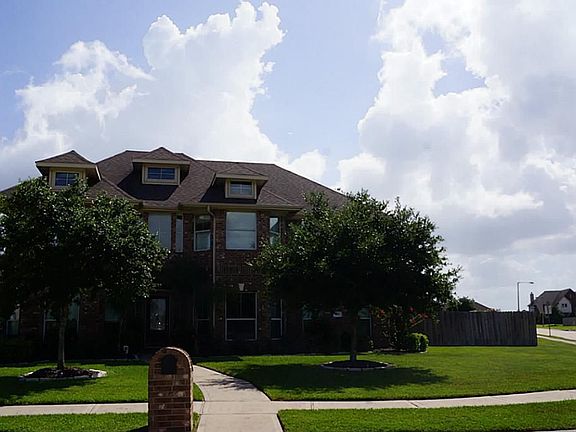 Front elevation with view on detailed landscaping