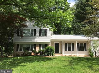 9365 Tartan View Dr, Fairfax, VA 22032
