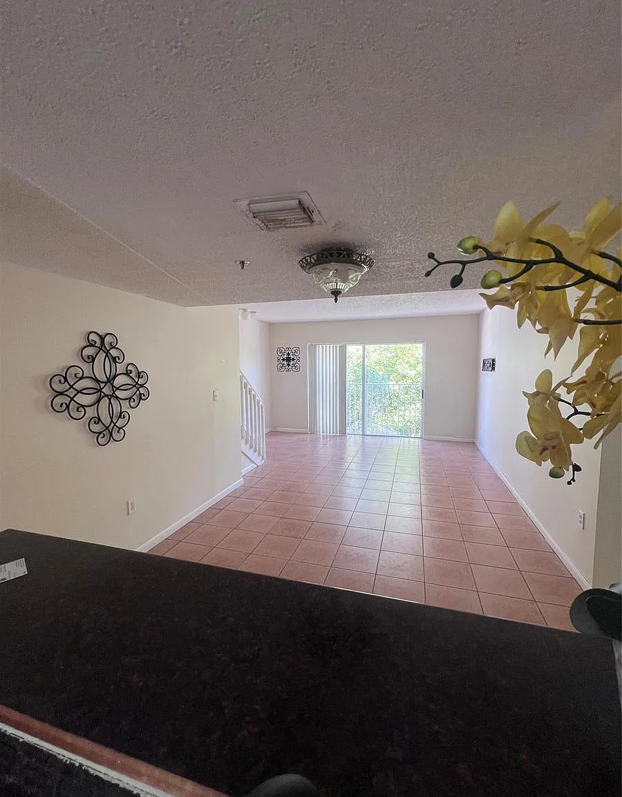 3 bed, 1263 sqft, $2,850 — Photo 3