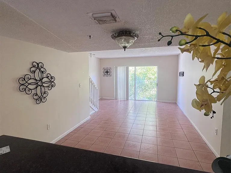 167 Riviera Cir — Photo 3