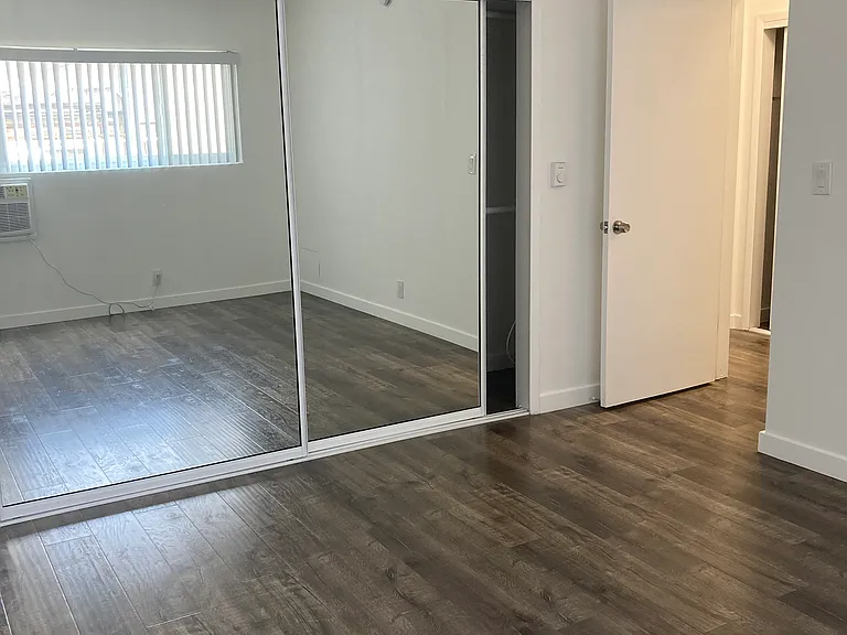 310 S Sherbourne Dr — Photo 9