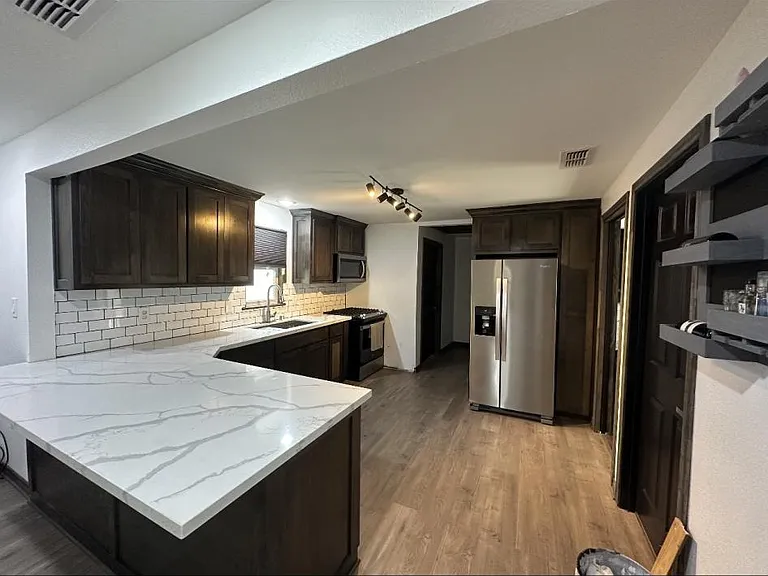 1542 N Bolton St — Photo 2