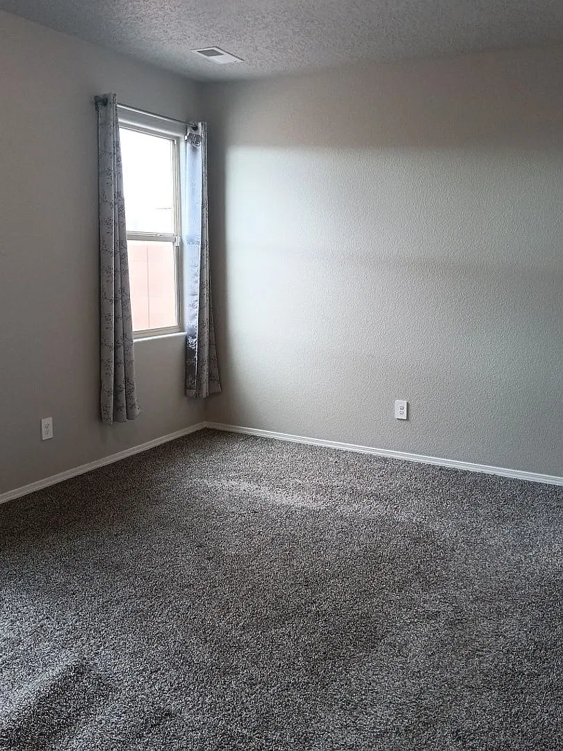 3 Bedroom, 2 Bathroom Home! Schedule a Showing Soon! — Photo 2