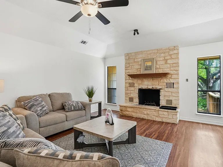 306 Woodstone Dr — Photo 8